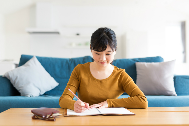 書類を書く女性