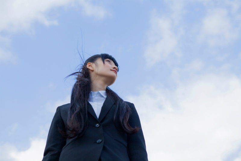 空を見上げる女性