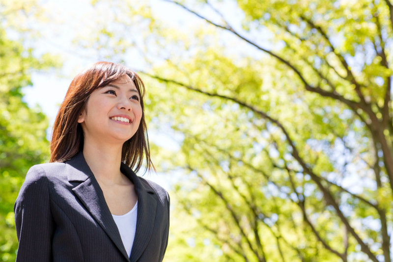 清々しい様子のスーツを着た女性