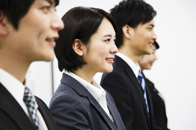 面接で笑顔を見せる女性