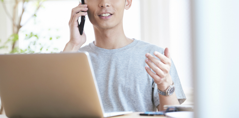 電話で話をする男性