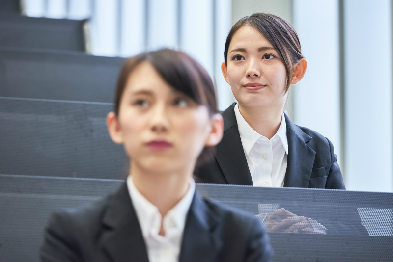 企業の説明会に参加している女性