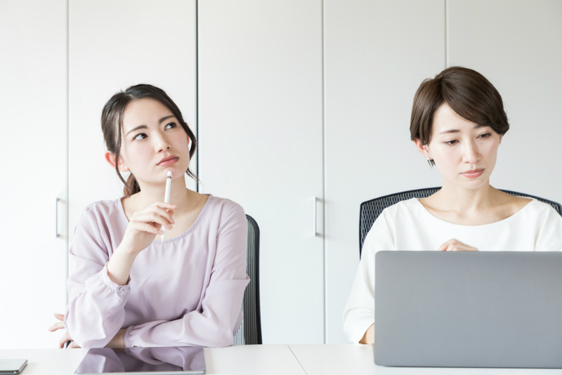 何かを考える様子の女性