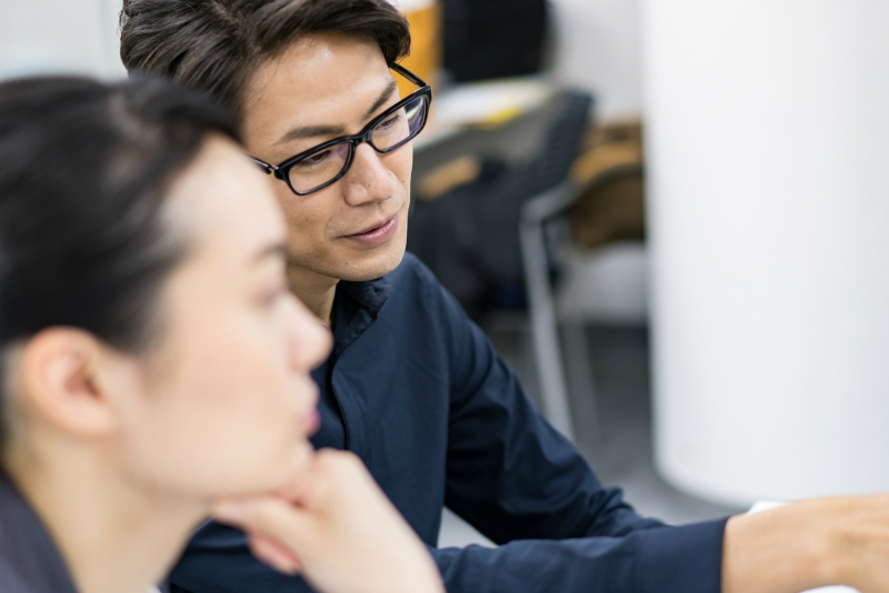 真剣な表情で解説する男性