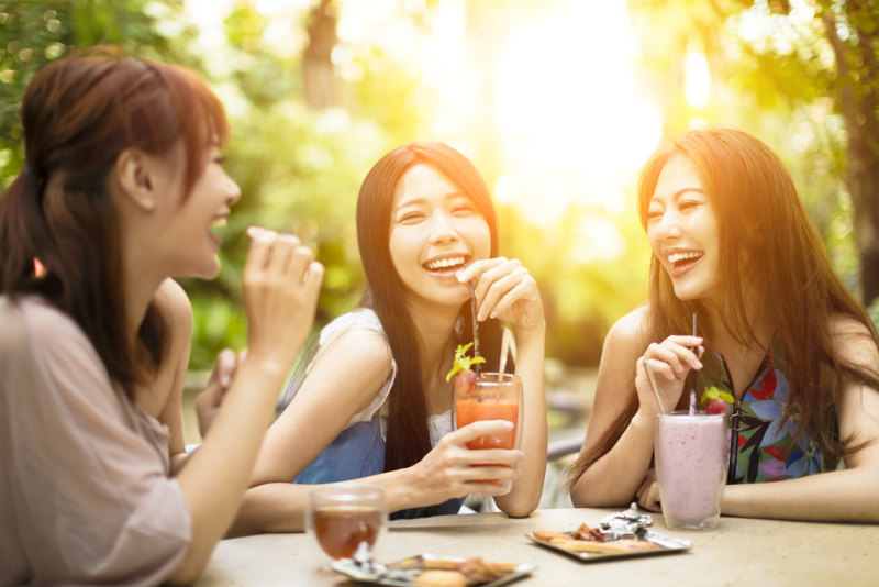 カフェで談笑する若い女性グループ