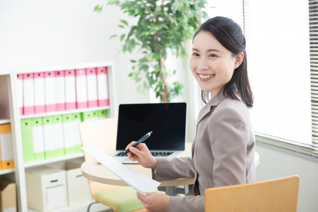 笑顔で振り返る女性