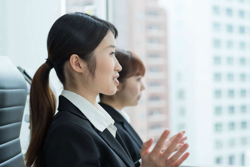 面接中の2人の女性