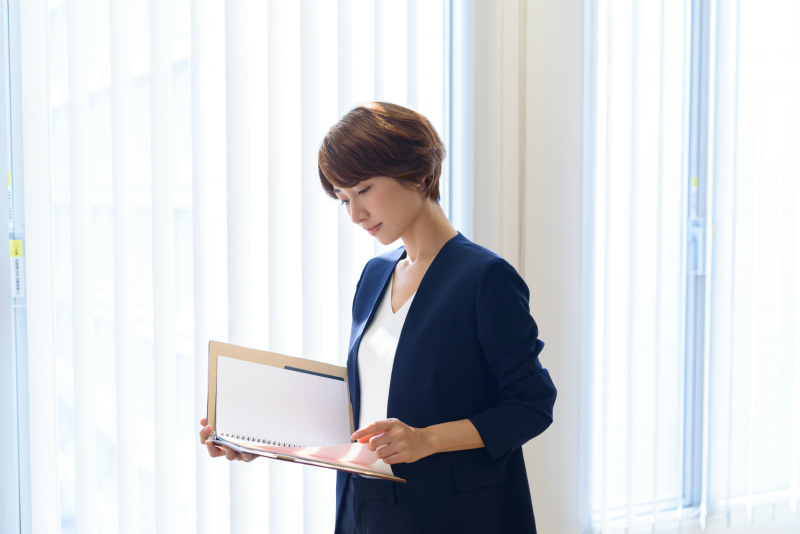 書類に目をやる女性