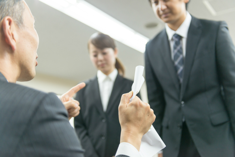 上司に頭を下げる男性と女性