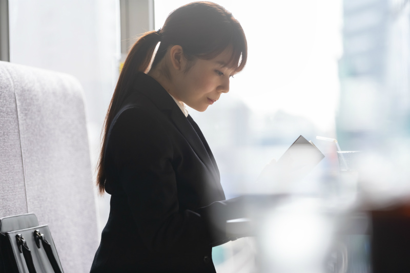 カフェでノートを開いている転職活動中の女性