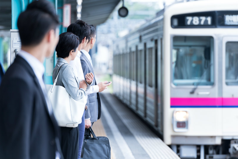 電車を待つ人たち