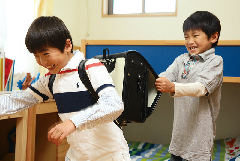 引っ張り合う2人の男の子