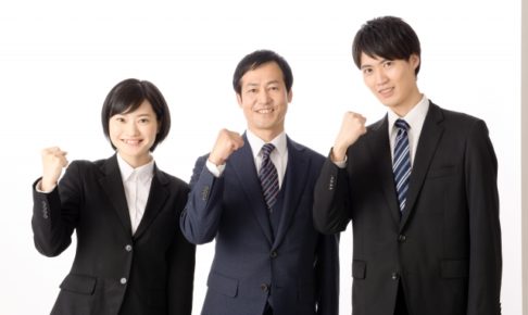 ガッツポーズをする就活生と採用担当者