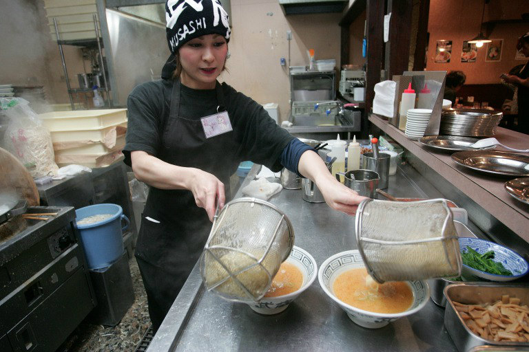 だるまやで働く従業員の女性