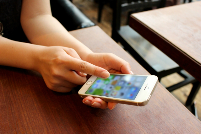 スマホを操作する女性