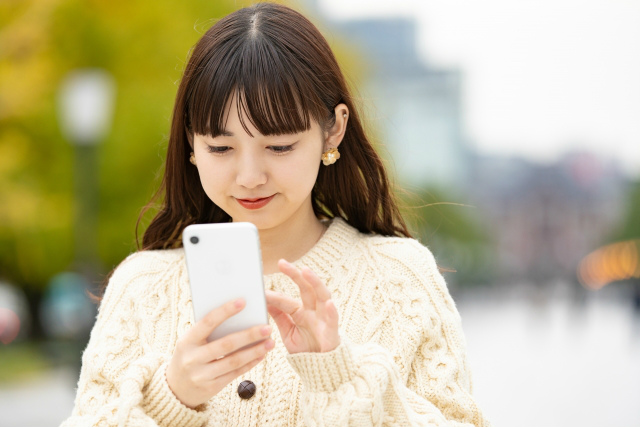 jig.jpのアプリを使う女性