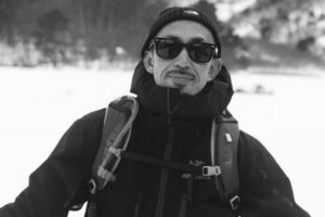 青山清利が白黒写真で記念撮影