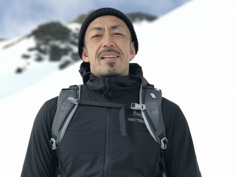 青山清利が雪山で帽子を被った記念写真