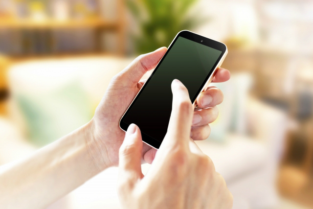スマホを操作する女性