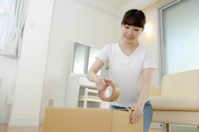 引越し準備する女性